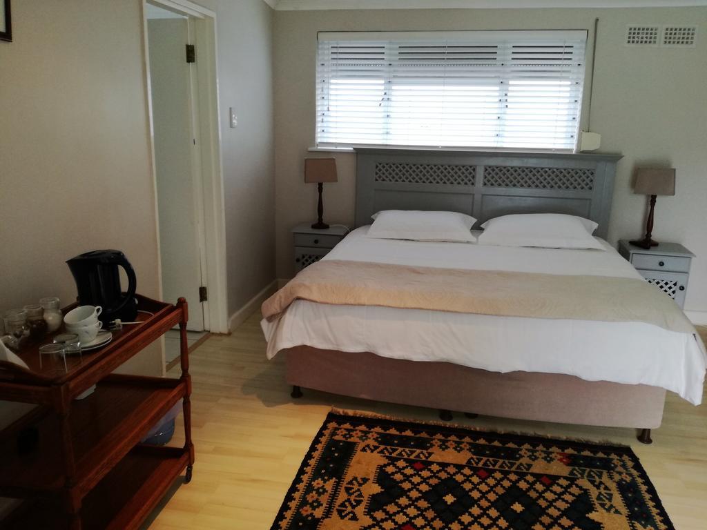 Livesey Lodge Guest House Hermanus Chambre photo